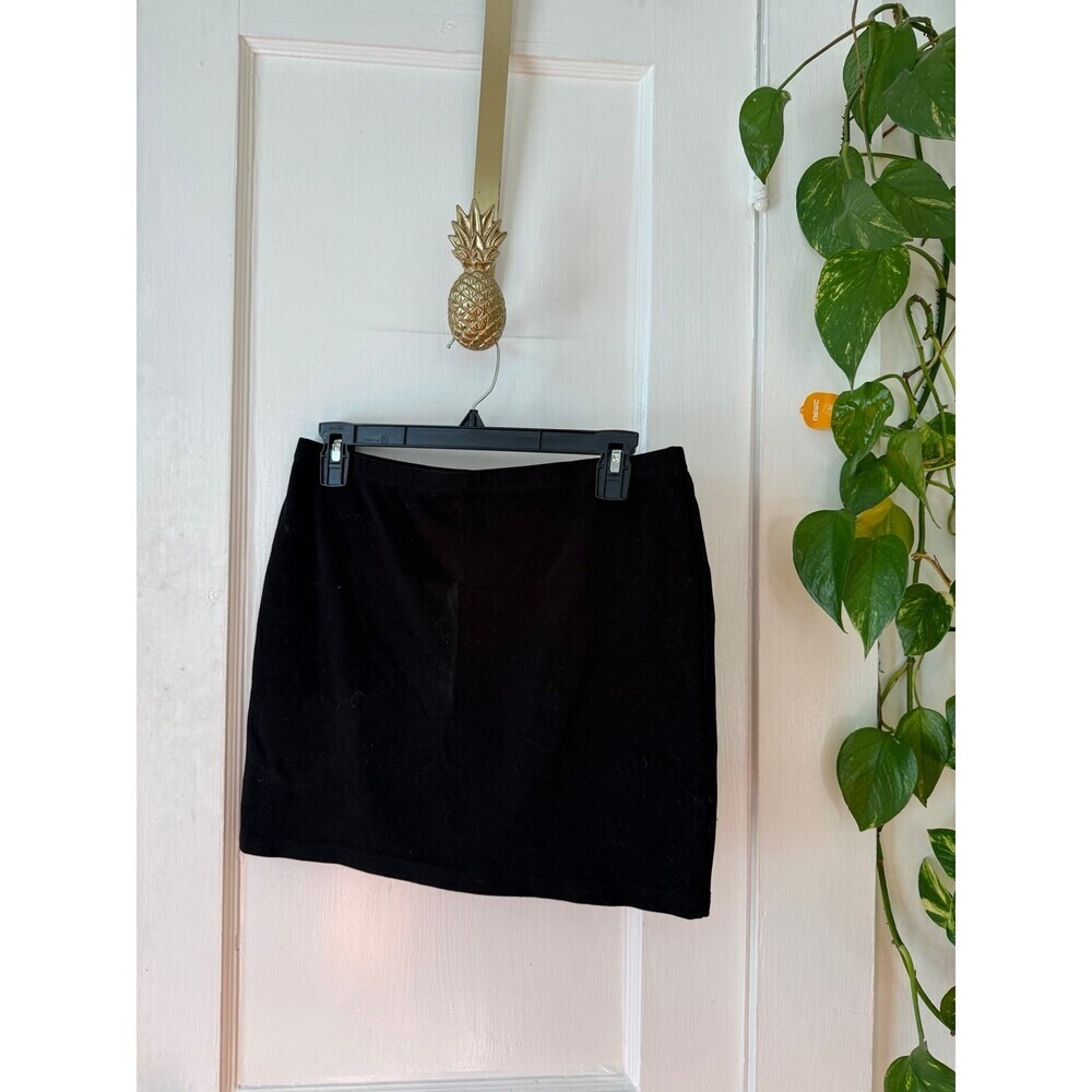 Women’s size large, black mini skirt